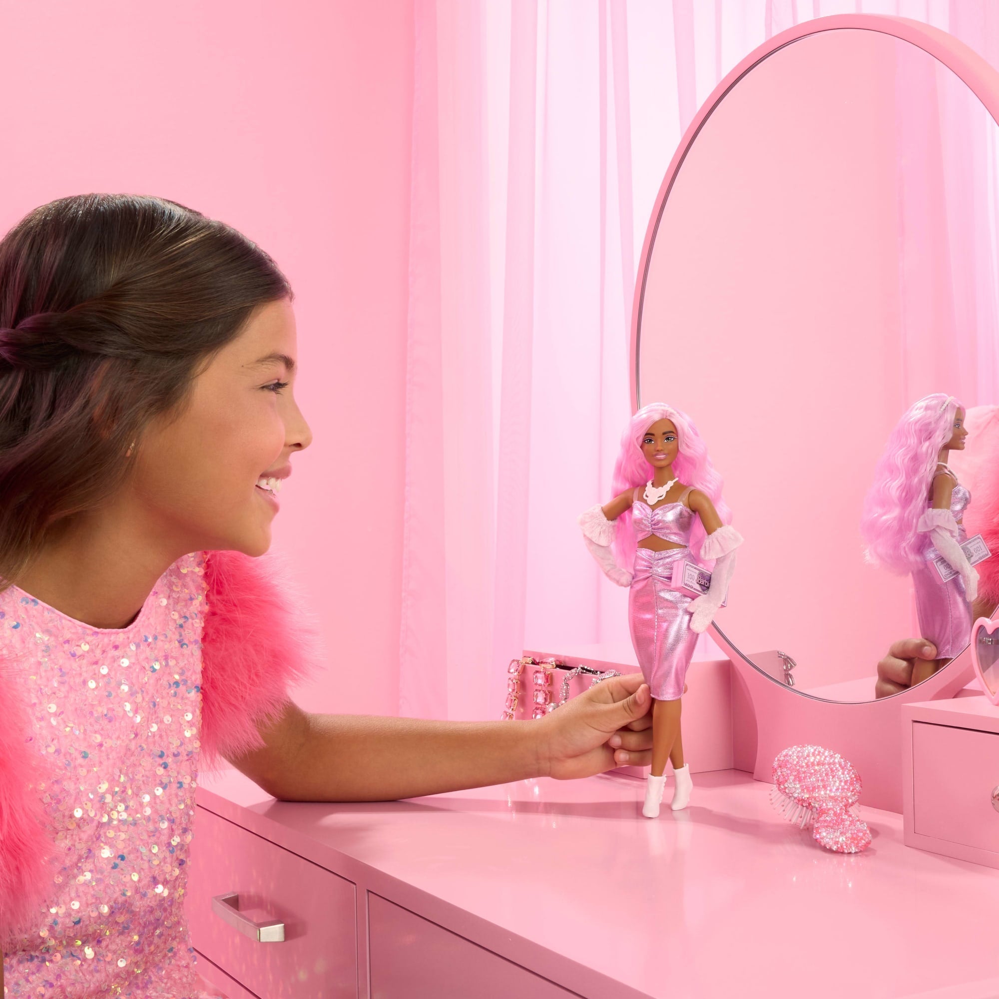 Barbie Fashionista Muñeca Deluxe Cabello Rosa y Vestido Brillante